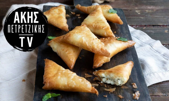 Συνταγή για πεντανόστιμα τυροπιτάκια με φέτα από τον Άκη Πετρετζίκη