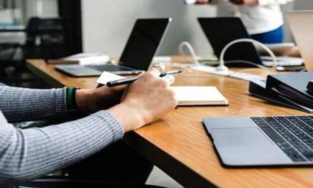 Εργαζόμενη