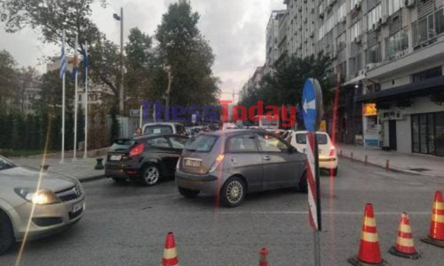 Κίνηση ΤΩΡΑ-Θεσσαλονίκη: «Αμόκ» και ταλαιπωρία στη Λ. Νίκης από την ασφαλτόστρωση