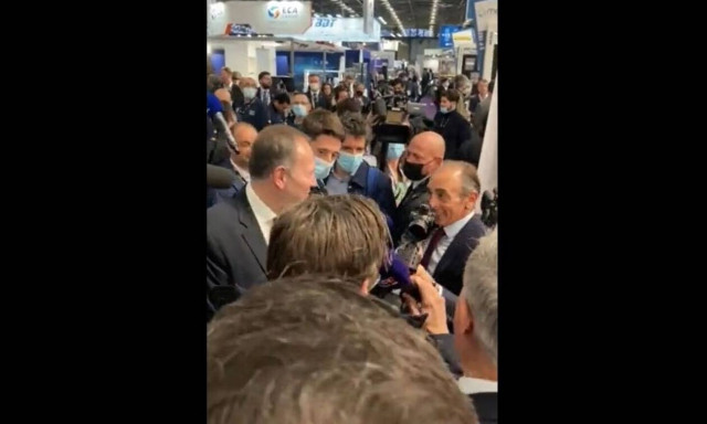 Γαλλία: Υποψήφιος της ακροδεξιάς έκανε... πλάκα σημαδεύοντας με όπλο τους δημοσιογράφους!