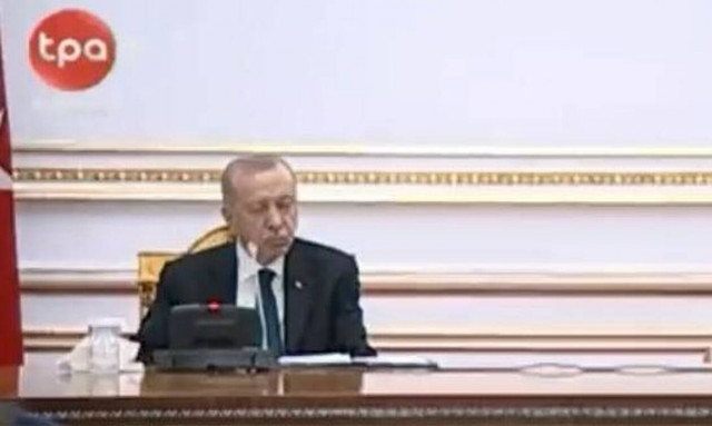 Ερντογάν: Κοιμήθηκε ξανά μπροστά στις κάμερες - «Φουντώνουν» οι φήμες για την υγεία του (vid)