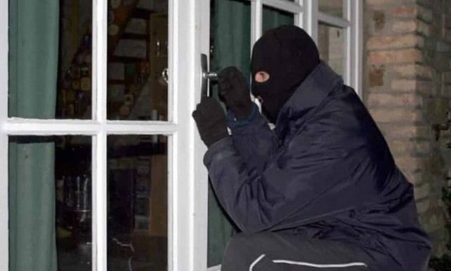 Θεσσαλονίκη: Τρόμος για ραδιοφωνική παραγωγό στο σπίτι της (vid)