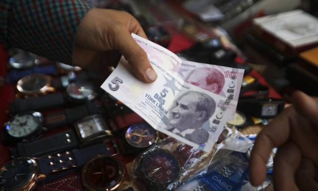 Τουρκία: «Βουτιά» της λίρας σε νέο ιστορικά χαμηλό επίπεδο μετά τη μείωση των επιτοκίων στο 16%