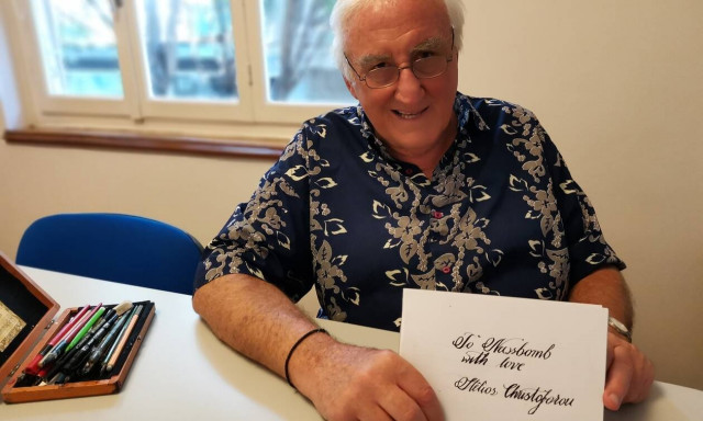 Στέλιος Χριστοφόρου: Μικρός «ξεσήκωνε» γράμματα φίλων του - Σήμερα είναι καλλιγράφος προς εξαφάνιση