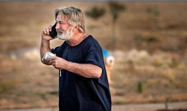 Άλεκ Μπάλντουιν: Συντετριμμένος ο ηθοποιός - Πώς εκπυρσοκρότησε το όπλο που κρατούσε (vid)