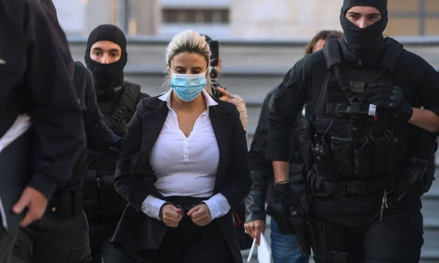 Δίκη για βιτριόλι: Ντροπιασμένοι οι συγγενείς της Έφης Κακαράντζουλα (vid)