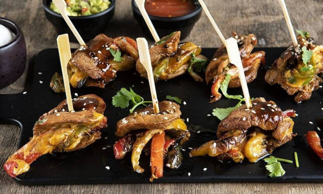 Συνταγή για γλυκόξινα χοιρινά φιλετάκια από τον Άκη Πετρετζίκη