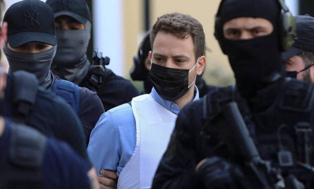 Γλυκά Νερά: Συγκλονιστικές αποκαλύψεις για τη ζωή του πιλότου- «Είχαμε σχέση με τον Μπάμπη»