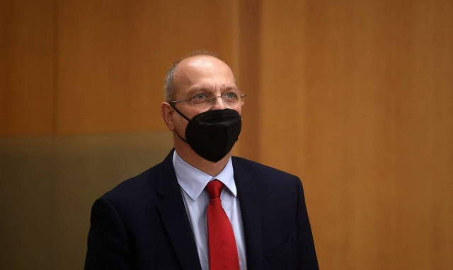 Γιάννης Οικονόμου: Τραμπούκοι πέταξαν τρικάκια έξω από το σπίτι της Υπουργού Παιδείας