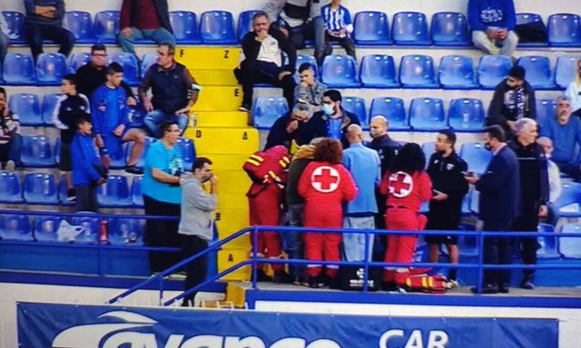 «Τρόμαξαν» στο Περιστέρι: Οπαδός λιποθύμησε στο Ατρόμητος – Ιωνικός