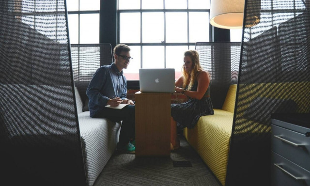 Σχέσεις στον χώρο εργασίας: Αξίζει το ρίσκο; Ψυχολόγος απαντά στο Newsbomb.gr