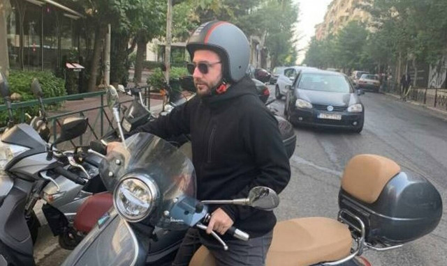 Δεν επαναπαύεται ο Ανδρουλάκης: Βγήκε βόλτα με βέσπα για ψήφους