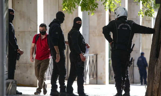 Πέραμα: Στη ΓΑΔΑ κρατούνται οι επτά αστυνομικοί