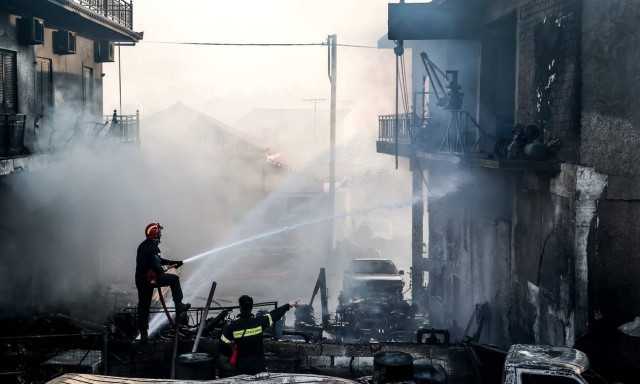 Φωτιά ΤΩΡΑ σε μάντρα αυτοκινήτων στο Μαρούσι
