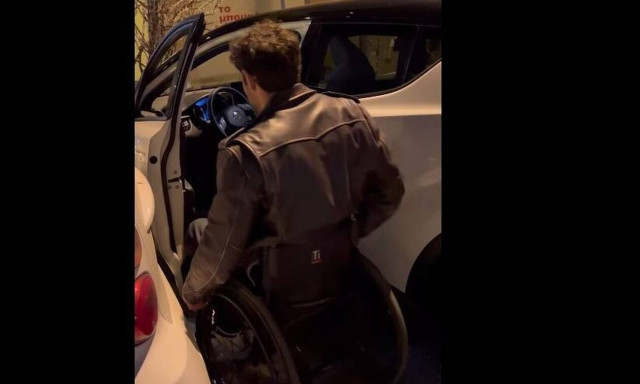 Αντώνης Τσαπατάκης: Το απίστευτο βίντεο του Παραολυμπιονίκη - Δίνει «μάχη» για να μπει στο αμάξι του