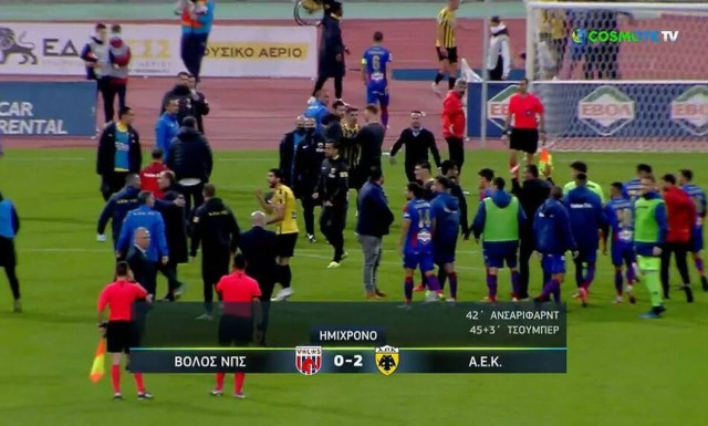 Super League: Νεύρα κι ένταση στο Βόλος – ΑΕΚ (video)