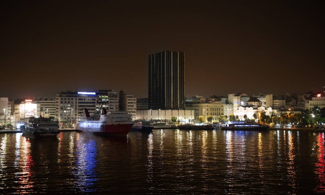 Νεκρός εργάτης στο λιμάνι του Πειραιά - Χτυπήθηκε από γερανογέφυρα