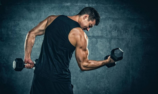 Οι απόλυτες ασκήσεις με αλτήρες για να αυξήσεις όγκο και να χάσεις κιλά