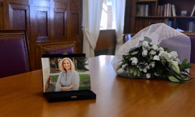 Φώφη Γεννηματά: Γέμισε ανθοδέσμες το γραφείο της - Μεσίστιες οι σημαίες στη Βουλή