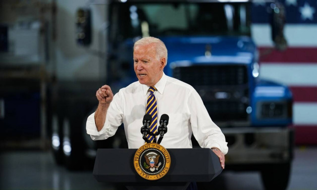 Απίστευτο βίντεο με τον Μπάιντεν: Βήχει στο χέρι του και μετά χαιρετάει δια χειραψίας!