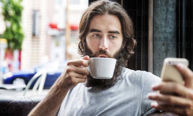 Ερευνητές βρήκαν τον λόγο που χύνουμε τον καφέ μας