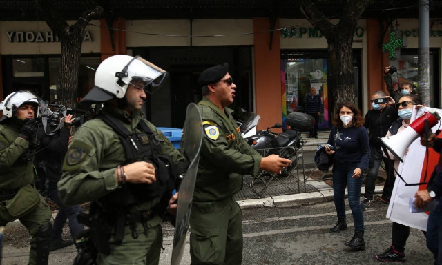 Βουλευτής καταγγέλλει ότι έπεσε θύμα ξυλοδαρμού από τα ΜΑΤ