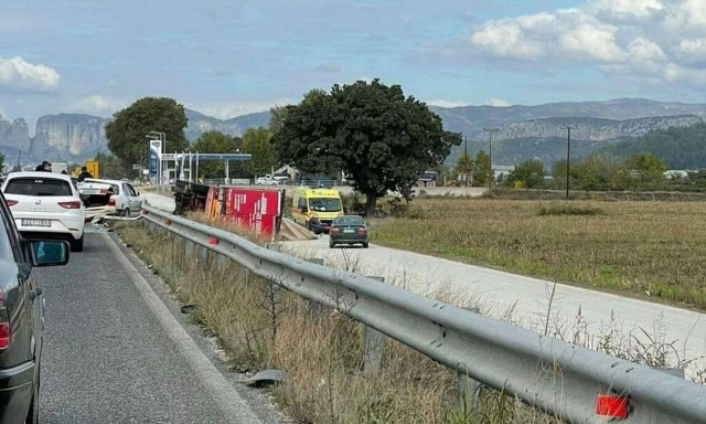 Τρίκαλα: Σοβαρό τροχαίο με νταλίκα που τούμπαρε