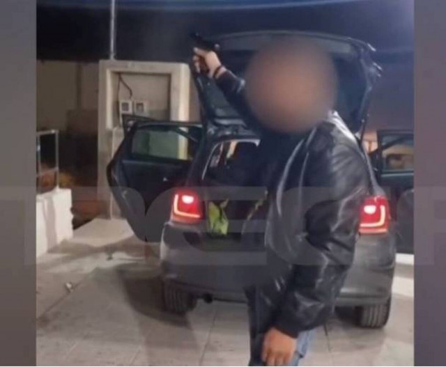 Ζεφύρι: Βίντεο – ντοκουμέντο με άσκοπους πυροβολισμούς σε αυλή σπιτιού