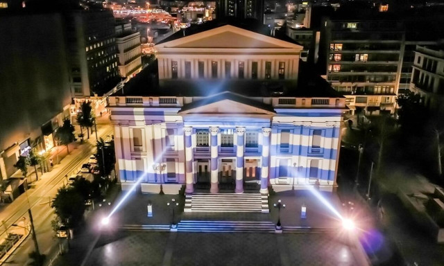 Πειραιάς: Στα γαλανόλευκα το Δημοτικό Θέατρο για τον εορτασμό της 28ης Οκτωβρίου (photos)