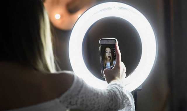 Έφηβη ποζάρει για σέλφι