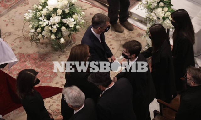 Κηδεία Φώφη Γεννηματά: Συγκινημένη η Ντόρα Μπακογιάννη - Η μεγάλη αγκαλιά στα παιδιά της Φώφης