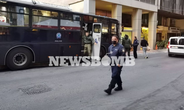 Καταδίωξη στο Πέραμα: «Φρούριο» τα δικαστήρια Πειραιά εν αναμονή της άφιξης των επτά αστυνομικών