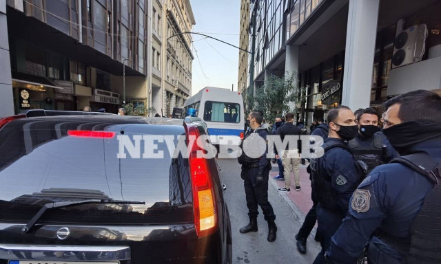 Καταδίωξη στο Πέραμα: Στα δικαστήρια υπό δρακόντεια μέτρα οι 7 αστυνομικοί - «Ήρωες», τους φώναζαν