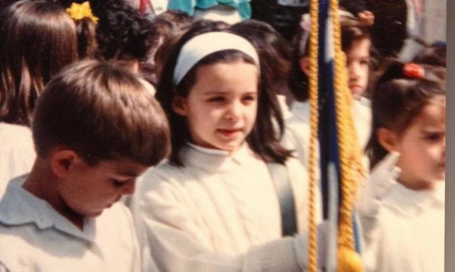 Ποια είναι η γνωστή παρουσιάστρια που κρατάει την ελληνική σημαία;