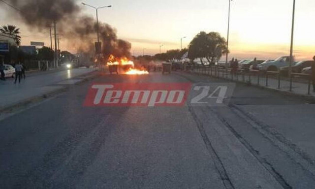 Ρομά έκλεισαν την Πατρών - Πύργου στο ύψος των Ιτεών - Επι ποδός η ΕΛ.ΑΣ.