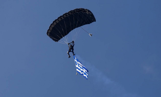 Αποκλειστικό βίντεο: Το Newsbomb.gr στο κράνος των αλεξιπτωτιστών – Από το ελικόπτερο μέχρι… παραλία