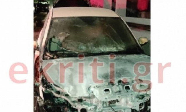 Ηράκλειο: Φωτογραφίες από τα αυτοκίνητα που τυλίχθηκαν στις φλόγες - Ενδείξεις για εμπρησμό (pics)