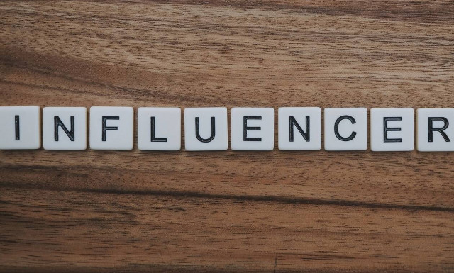 Άγριο κράξιμο σε influencer: Έκανε φωτογράφιση στην κηδεία του πατέρα της (photo)