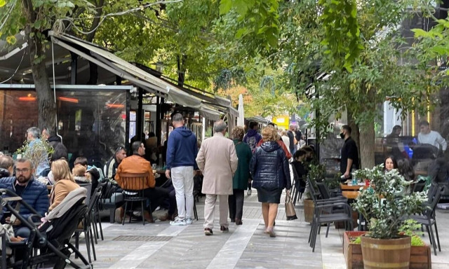 Λάρισα: «Παρέλαση» των πολιτών σε καφετέριες, ταβέρνες και τσιπουράδικα (pic)