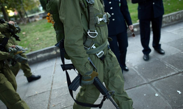 Oι επιλεκτικές διαρροές του στρατεύματος και τα βιντεάκια σε φίλους