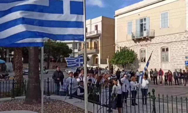 28η Οκτωβρίου – Σύρος: Παρέλασαν με ανάποδα τη σημαία