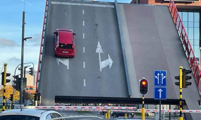 Δείτε ένα αυτοκίνητο να πέφτει από ανοιγόμενη γέφυρα (vid)