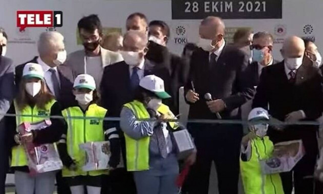 «Καψόνι» πιτσιρικά προς Ερντογάν σε εγκαίνια - Του έκοψε νωρίτερα την κορδέλα, «σταμάτα μη βιαστείς»