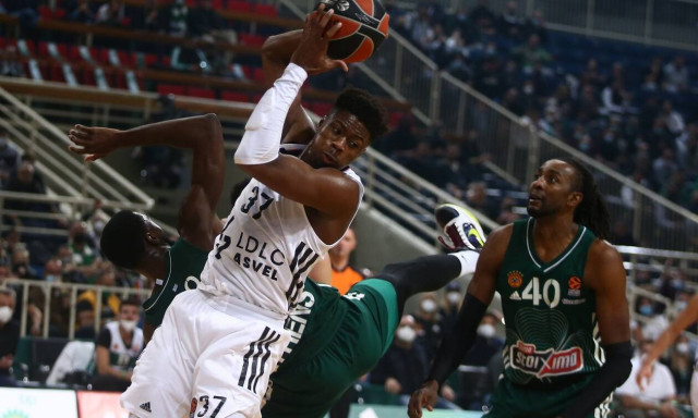 Κώστας Αντετοκούνμπο: «Ο Γιάννης είναι πιο αυστηρός στις συμβουλές για τη ζωή, παρά για το μπάσκετ»