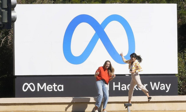 Meta: Tο σχόλιο του Μπαμπινιώτη για τη νέα... ελληνική ονομασία του Facebook