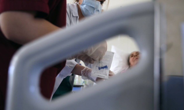 Γιατροί σε «επικίνδυνες αποστολές» λόγω πανδημίας: Δυο χρόνια χωρίς άδεια, με 12 εφημερίες τον μήνα