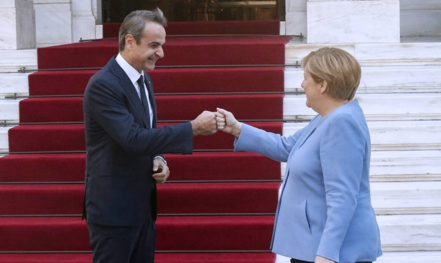 Συνάντηση Μητσοτάκη - Μέρκελ: Τα γερμανικά, οι «μπουνίτσες» και τα χαμόγελα
