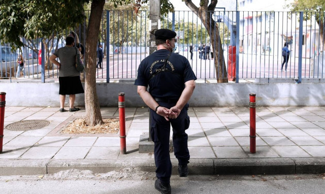 Σάλος στον Βύρωνα: 22χρονος μπήκε στις τουαλέτες σχολείου χωρίς παντελόνι