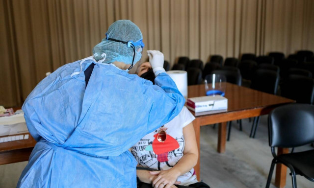 Greece confirms 4,696 new coronavirus infections on Saturday, 38 deaths; 404 in ICUs