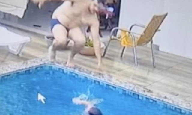 Πατέρας σώζει την τελευταία στιγμή το κοριτσάκι του που πνίγεται στην πισίνα